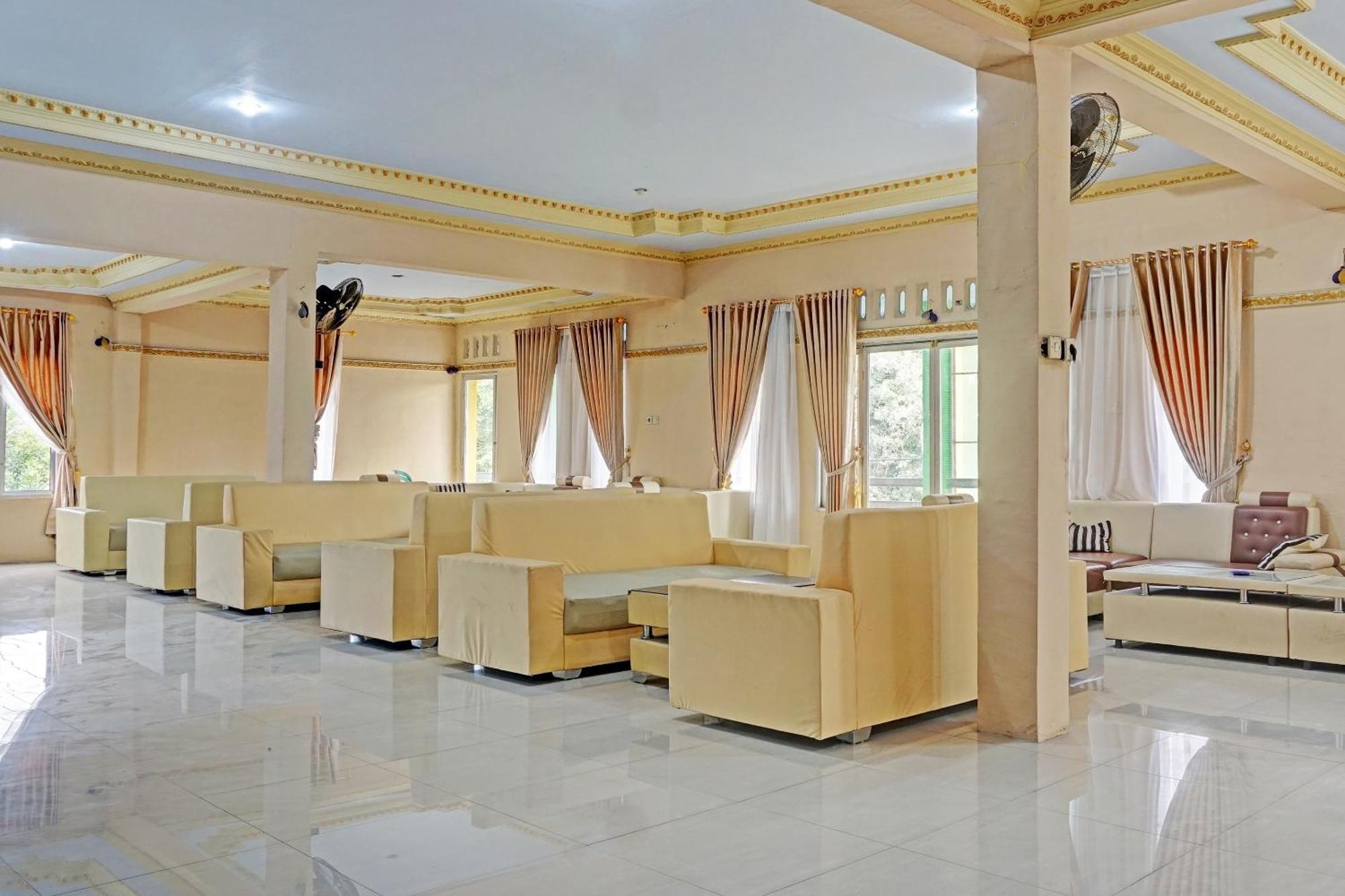 Oyo 91825 Ayu Lestari Homestay Nganjuk エクステリア 写真